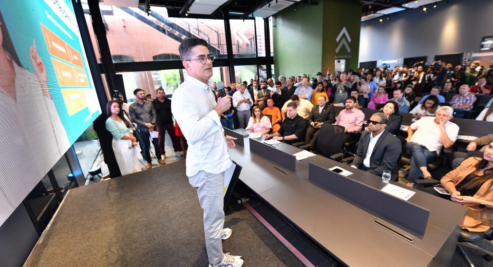 Prefeito David Almeida lança novo portal de serviços do município