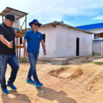 David Almeida reinaugura escola reformada no bairro Santo Antônio