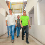 Prefeito de Manaus, David Almeida, supervisiona obras de infraestrutura e assistência Social