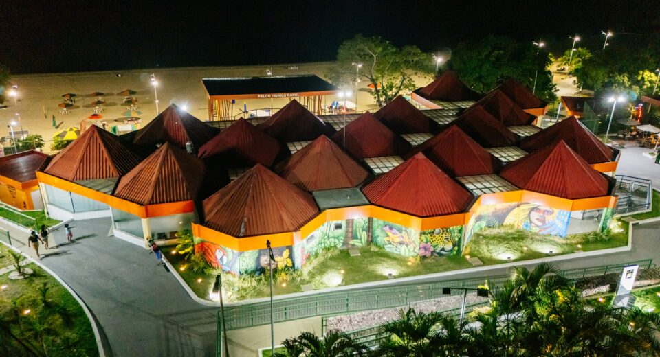 Imagem aérea da Casa de Praia Zezinho Corrêa à noite