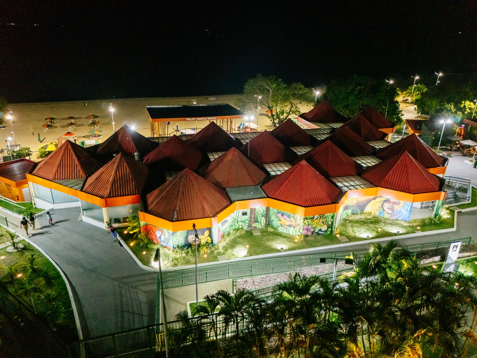 Imagem aérea da Casa de Praia Zezinho Corrêa à noite