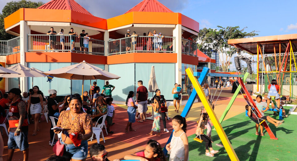 População curtindo o fim da tarde na Casa de Praia Zezinho Corrêa