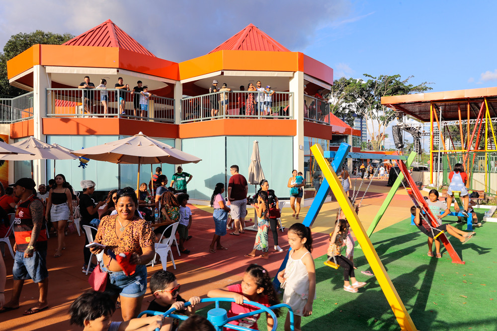 População curtindo o fim da tarde na Casa de Praia Zezinho Corrêa