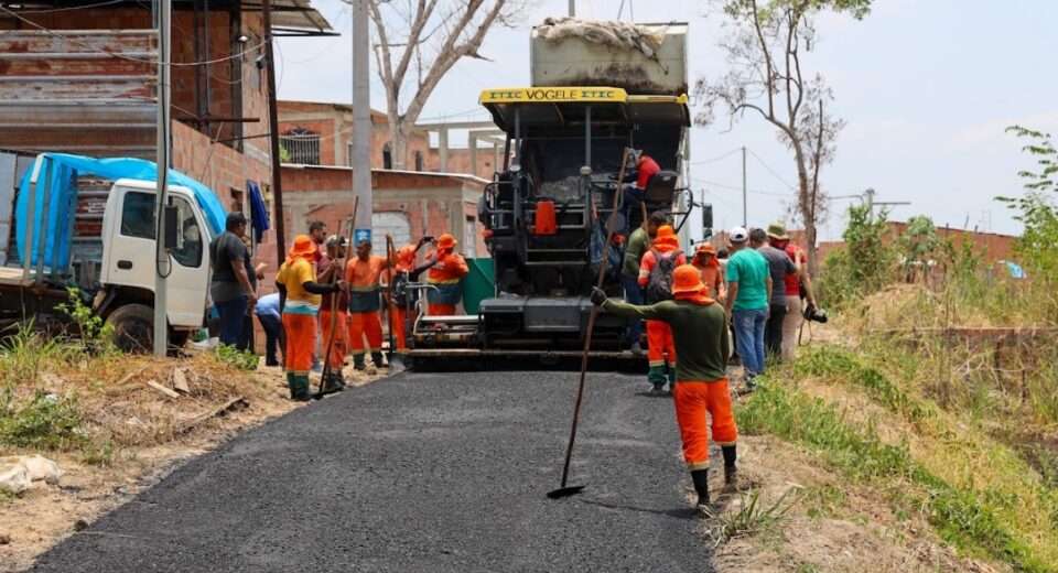 Homens e máquinas entraram nas Comunidades de Manaus
