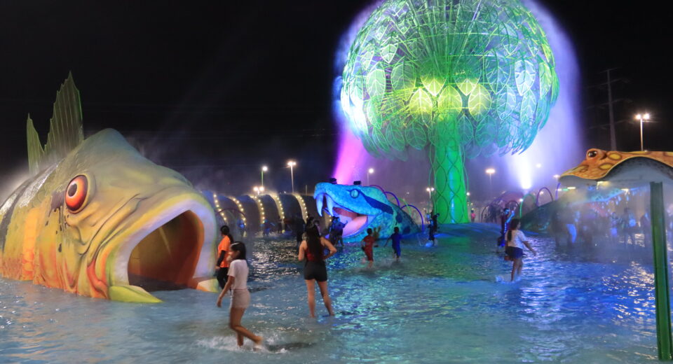 Praça Molhada do Parque Gigantes da Floresta totalmente iluminada
