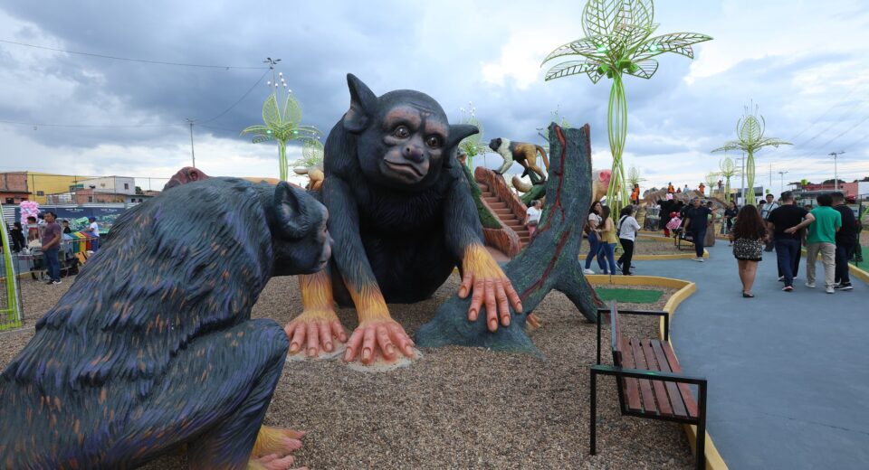 Escultura de macacos presentes no Parque Gigantes da Floresta