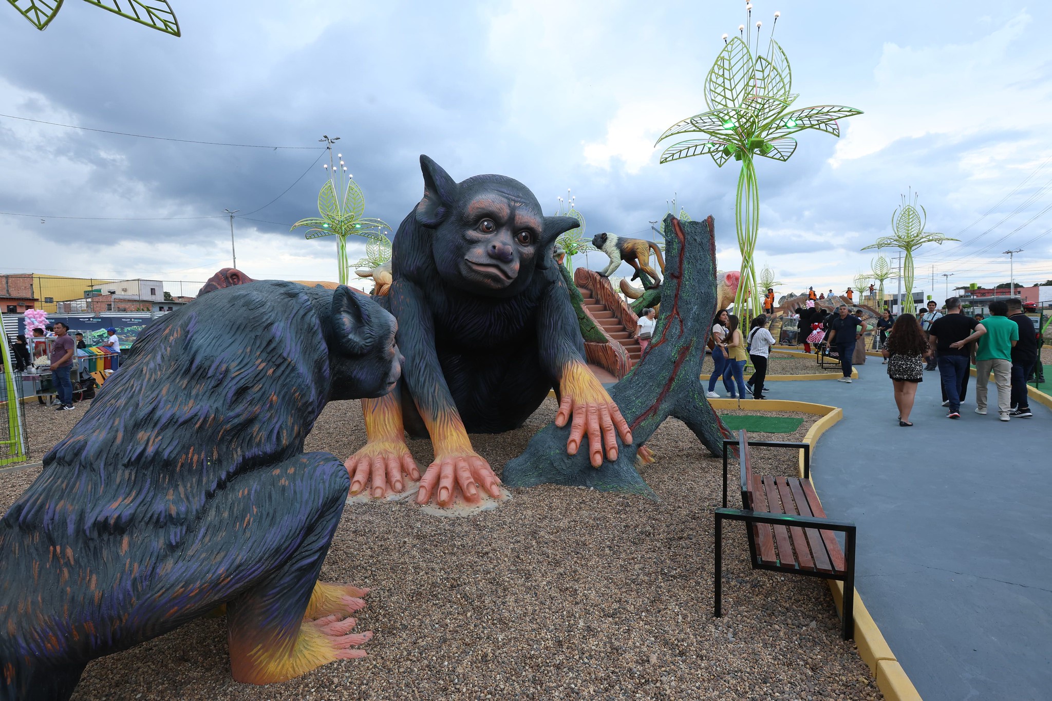 Escultura de macacos presentes no Parque Gigantes da Floresta
