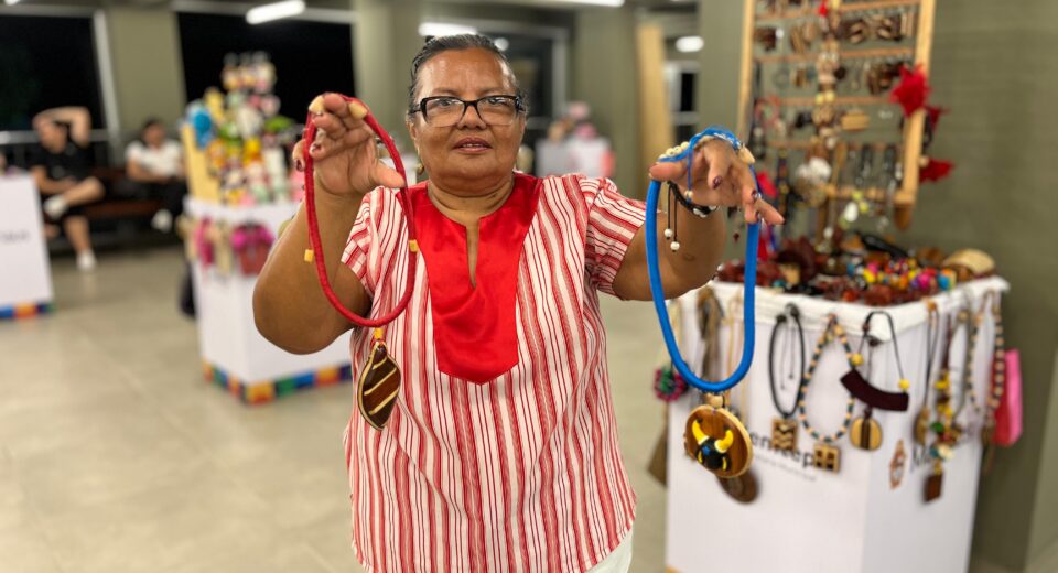 Artesã apresentando trabalho no Mirante Lúcia Almeida