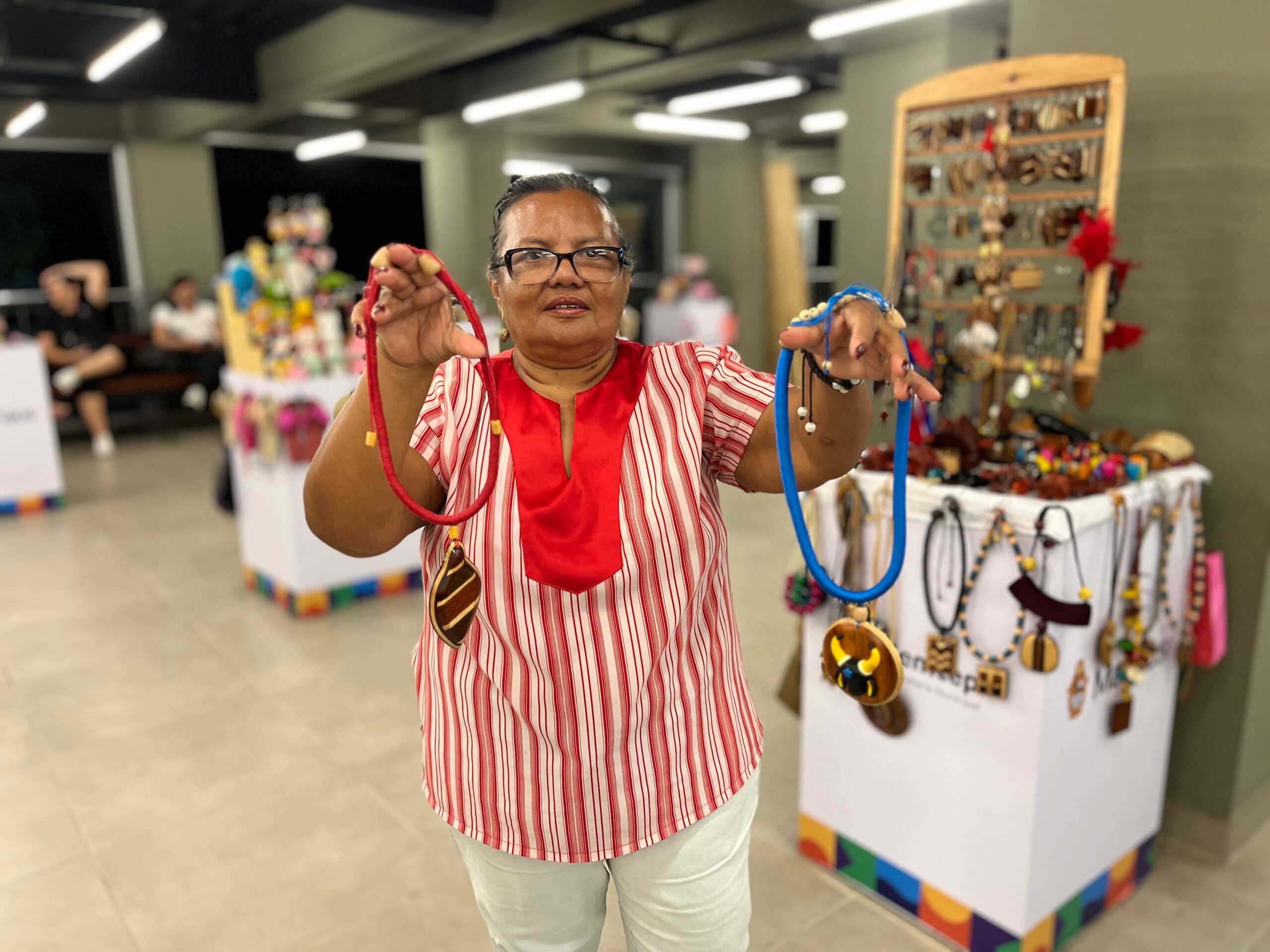 Artesã apresentando trabalho no Mirante Lúcia Almeida