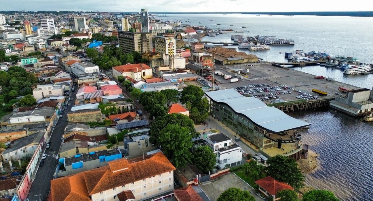 Mirante Lúcia Almeida está localizada no início da Ilha de São Vicente