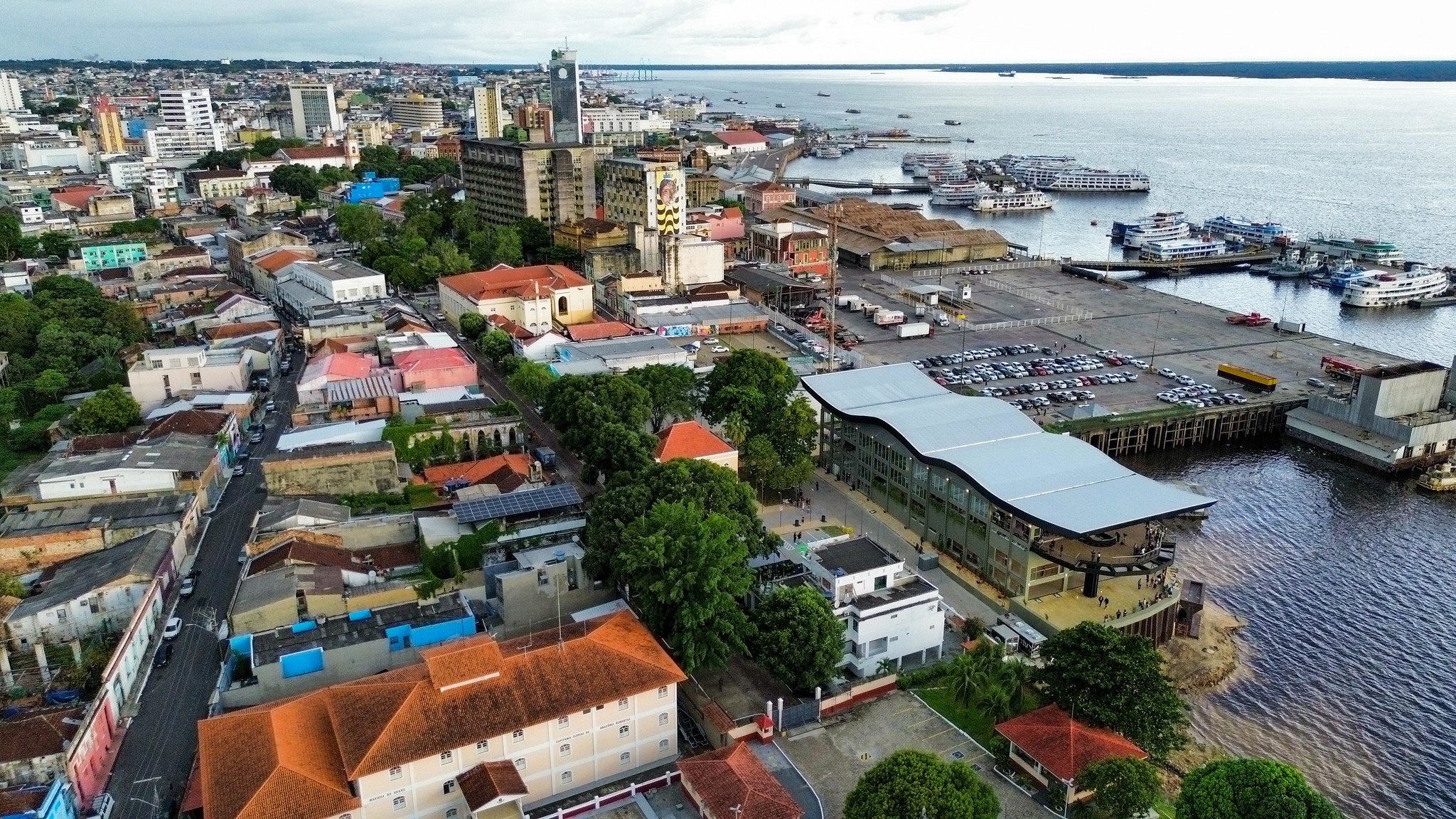 Mirante Lúcia Almeida está localizada no início da Ilha de São Vicente