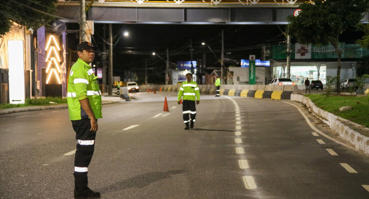 Agentes do IMMU realizando a sinalização da avenida Ephigênio Salles