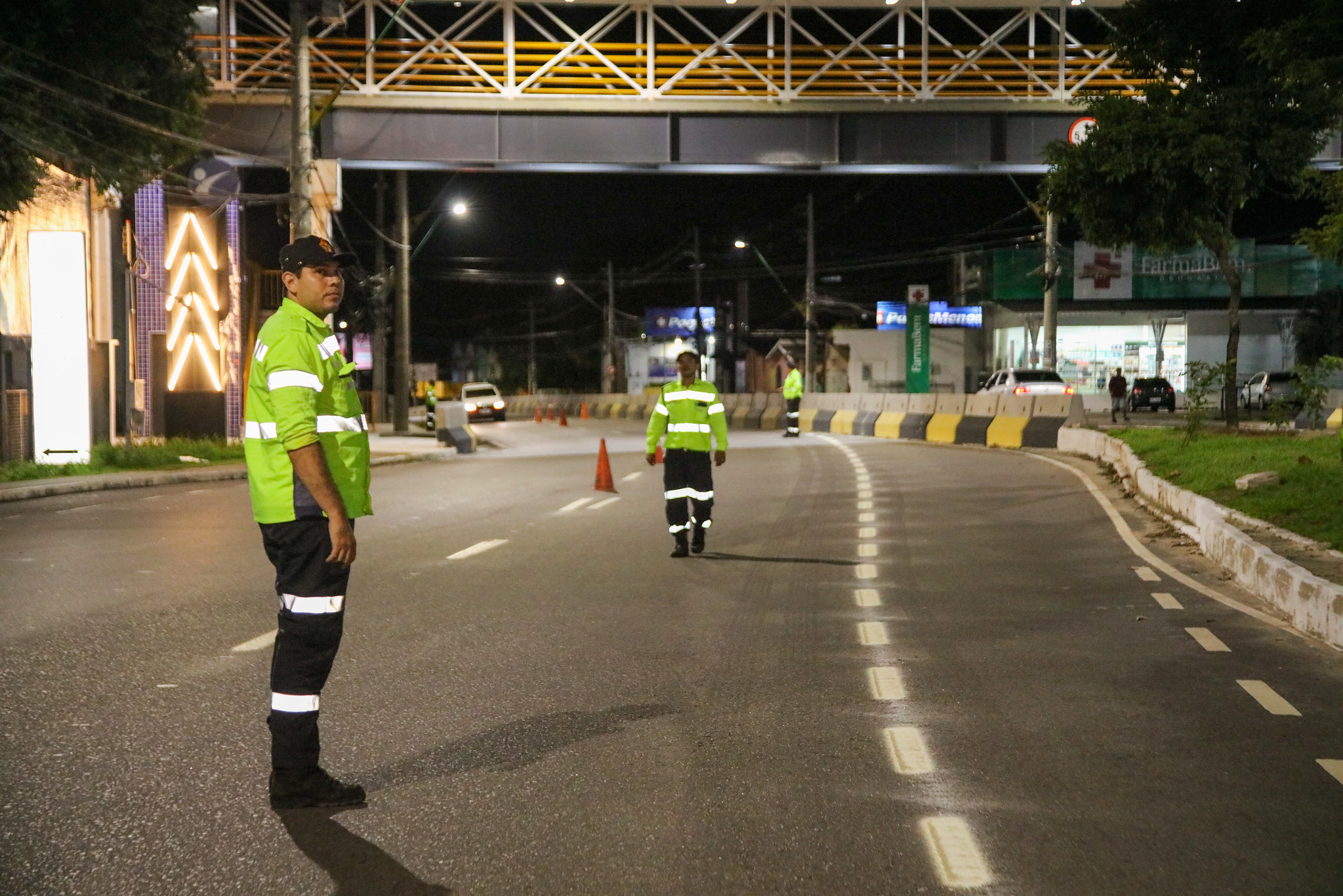 Agentes do IMMU realizando a sinalização da avenida Ephigênio Salles