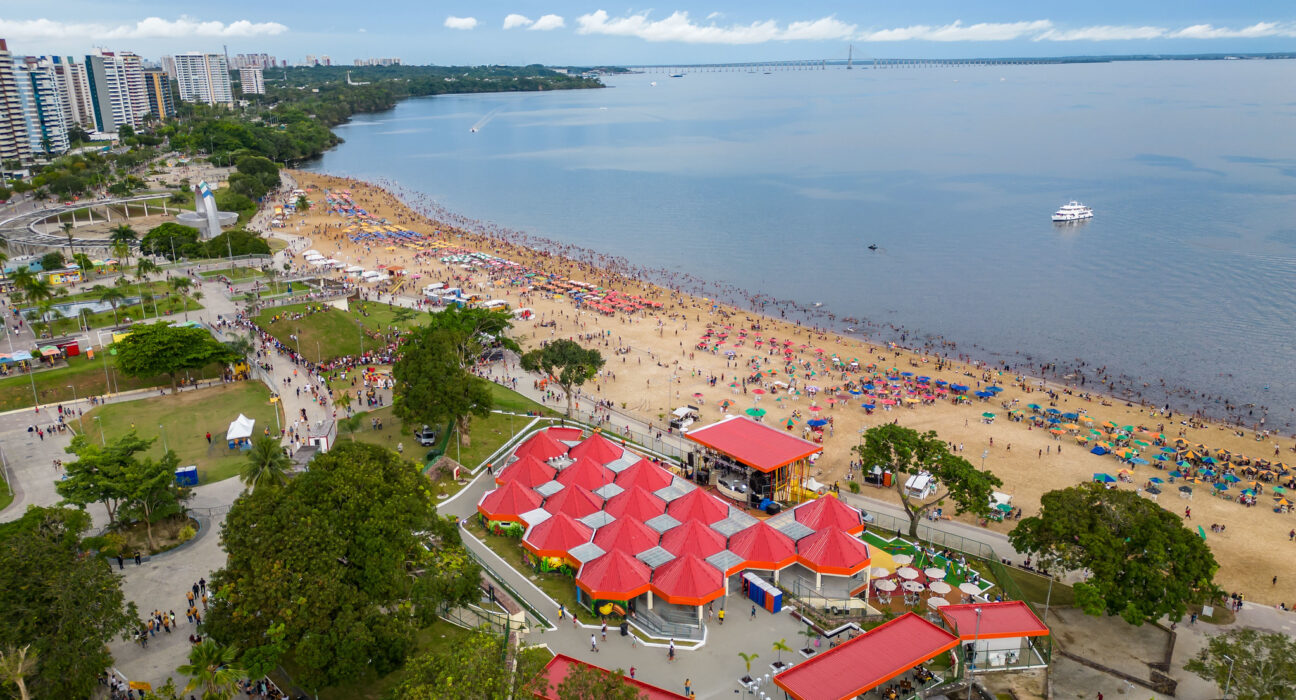 Casa de Praia Zezinho Corrêa embeleza a orla da Ponta Negra