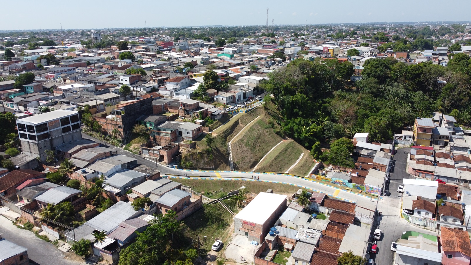 Erosão recuperada ao lado de importante via na zona Norte