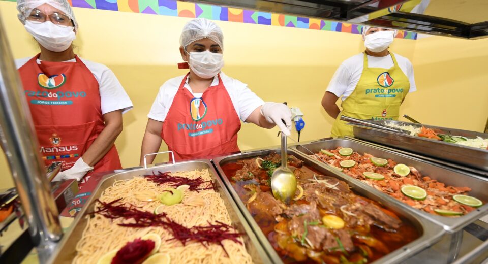 Servidora trabalhando no Prato do Povo