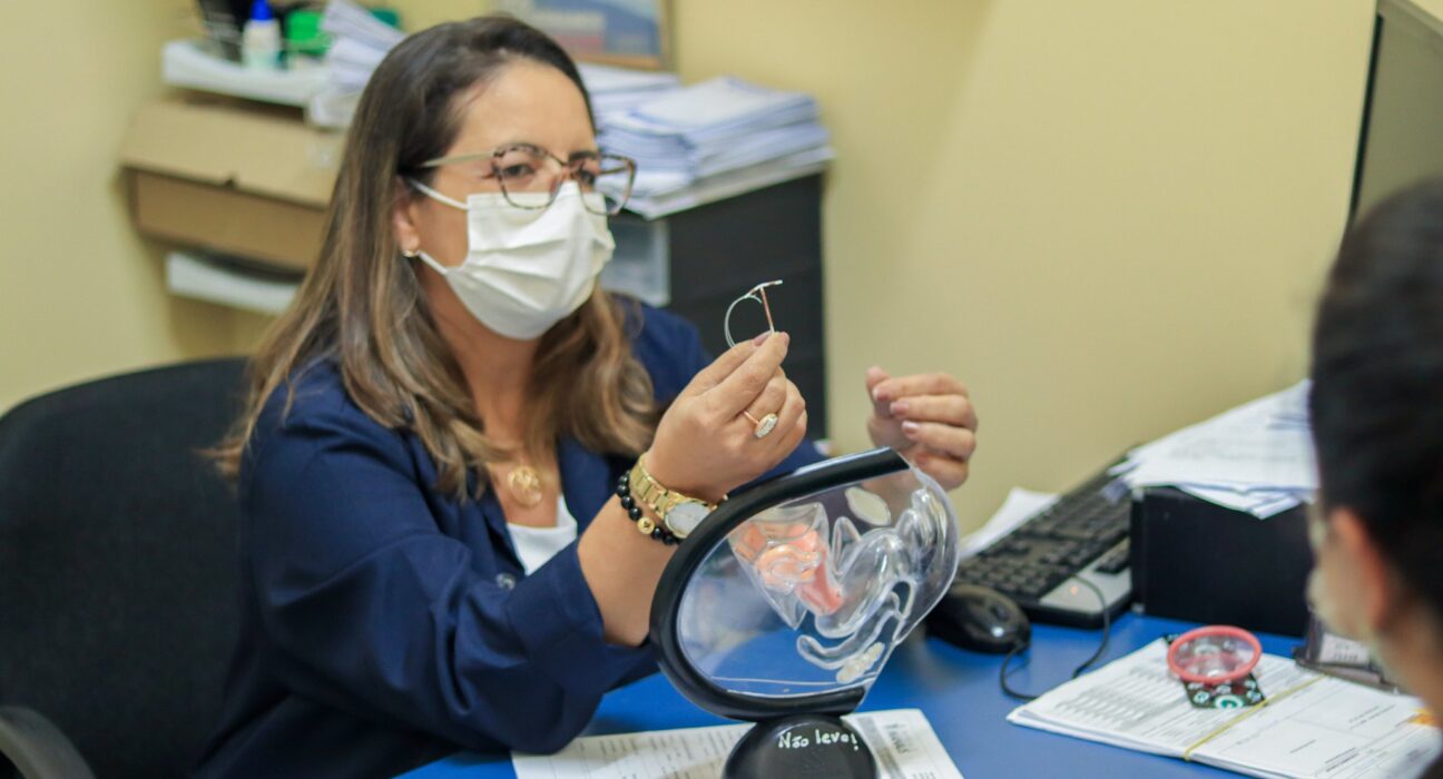 Médica explicando o uso do DIU