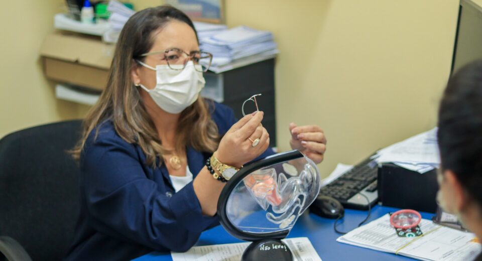 Médica explicando o uso do DIU