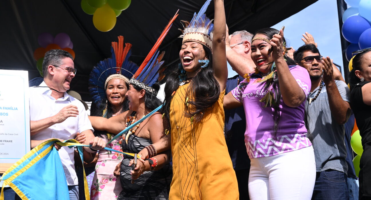 David Almeida com moradores do Parque das Tribos na inauguração da UBS