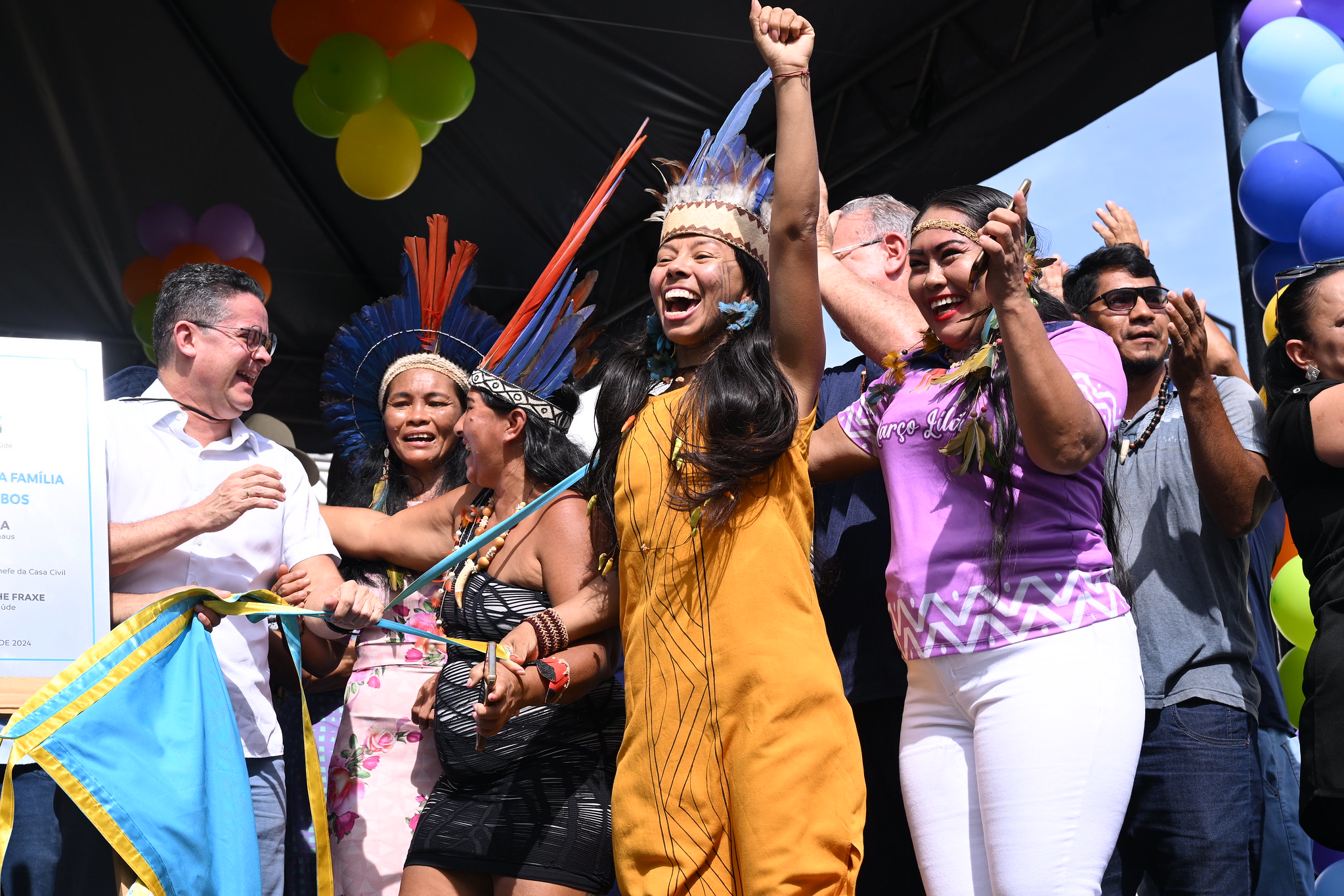 David Almeida com moradores do Parque das Tribos na inauguração da UBS