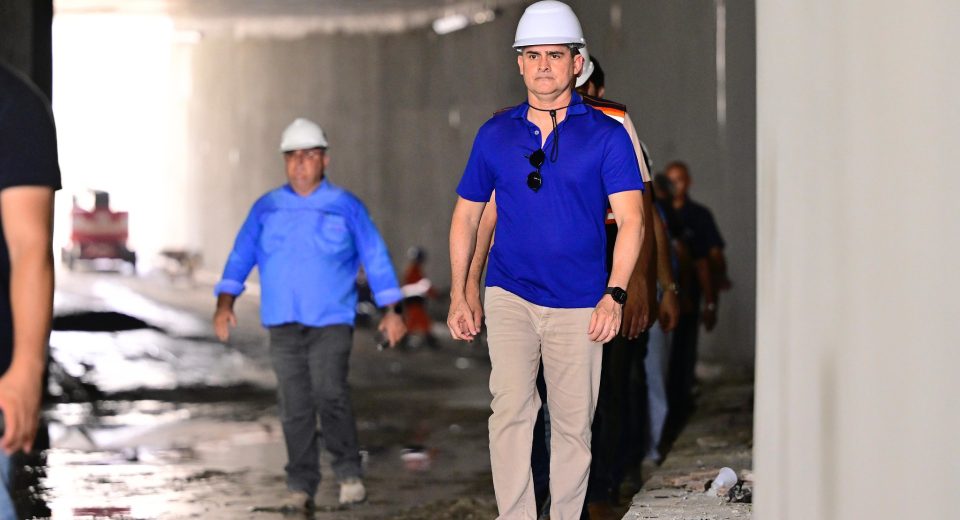 Prefeito de Manaus, David Almeida, vistoriando obra viária na cidade