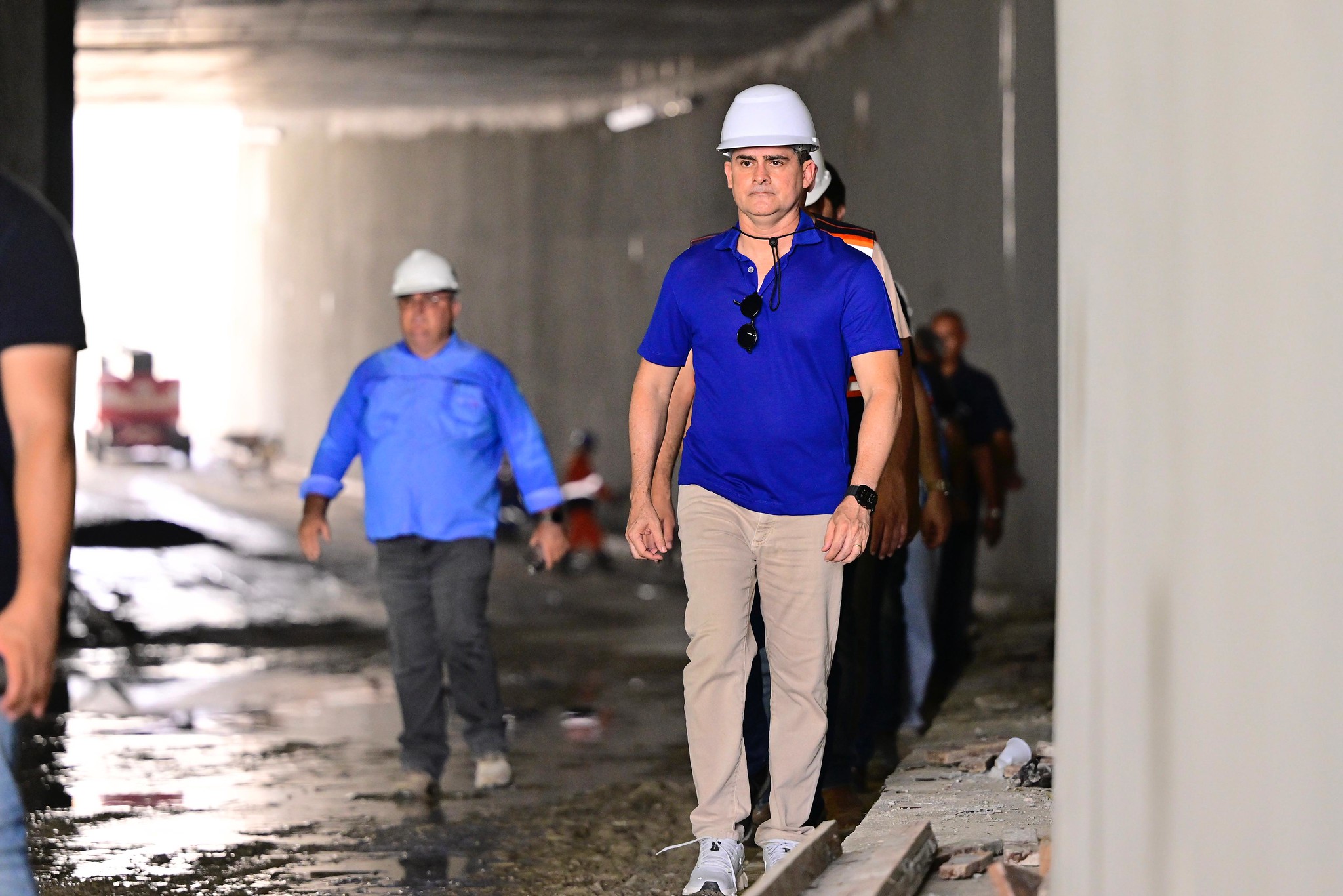 Prefeito de Manaus, David Almeida, vistoriando obra viária na cidade