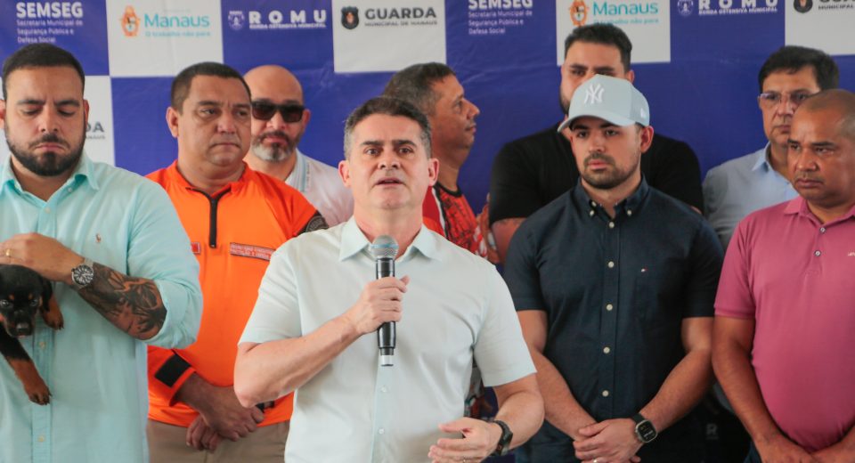 Prefeito de Manaus, David Almeida, discursando durante a inauguração maior base da Guarda Municipal na zona Leste da cidade