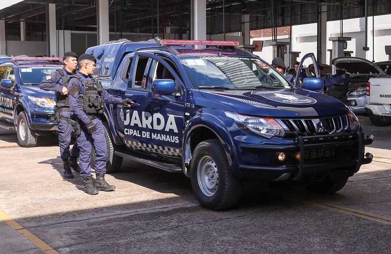A Prefeitura de Manaus realizou, nesta quinta-feira (25/4), a entrega de 12 novas viaturas modelo Mitsubishi L200 4x4 para a Guarda Municipal de Manaus. Com isso, a gestão municipal amplia a capacidade operacional da corporação e reforça as ações de segurança pública em diferentes regiões da capital amazonense.