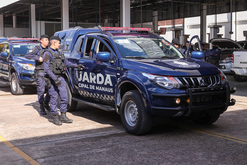 A Prefeitura de Manaus realizou, nesta quinta-feira (25/4), a entrega de 12 novas viaturas modelo Mitsubishi L200 4x4 para a Guarda Municipal de Manaus. Com isso, a gestão municipal amplia a capacidade operacional da corporação e reforça as ações de segurança pública em diferentes regiões da capital amazonense.