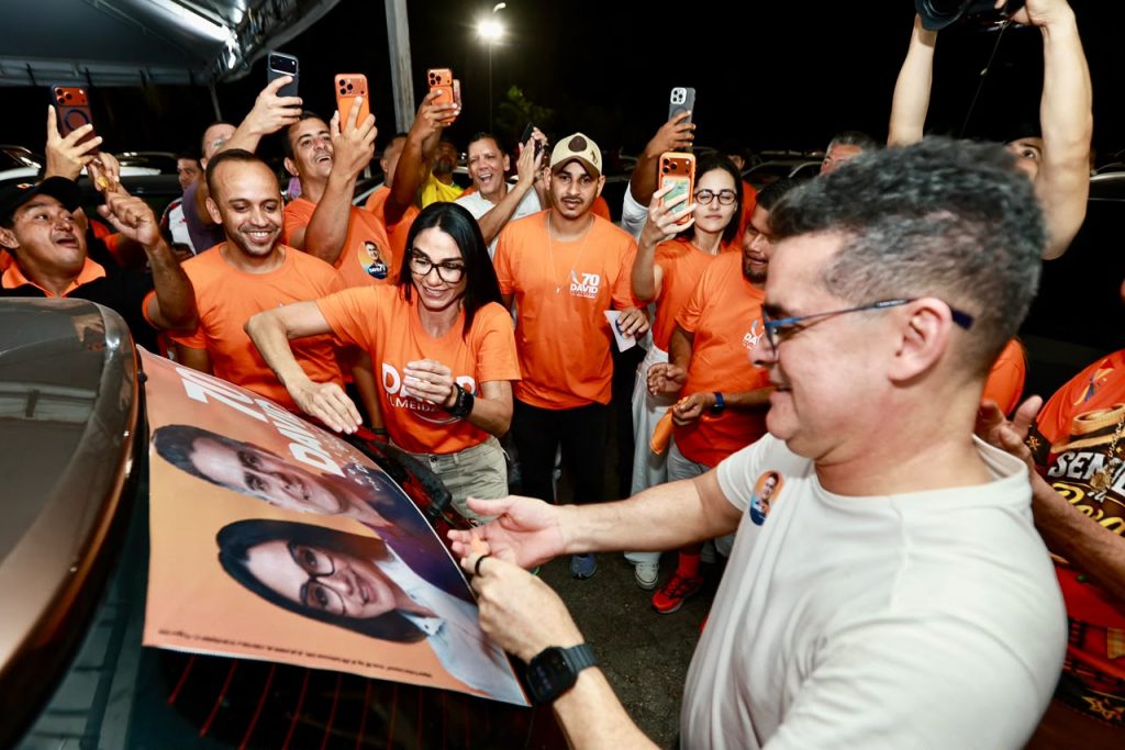Dra. Shádia participa do primeiro adesivaço da campanha ao lado de David Almeida em Manaus