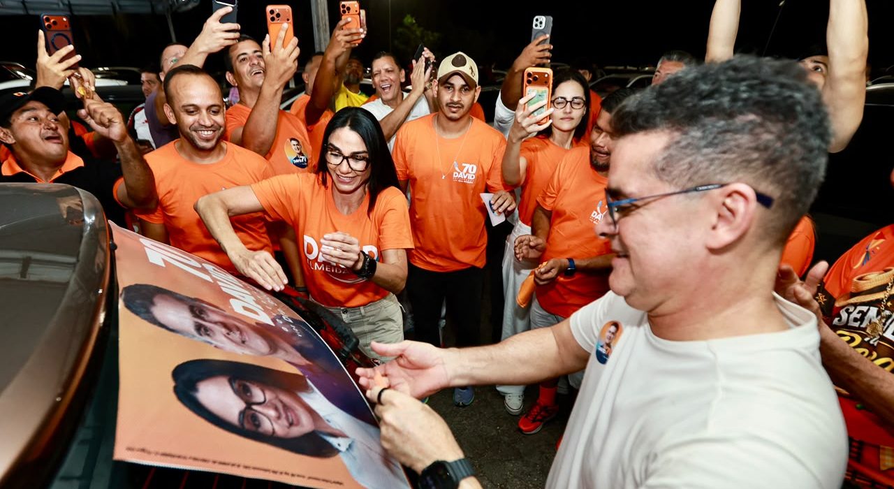 Dra. Shádia participa do primeiro adesivaço da campanha ao lado de David Almeida em Manaus